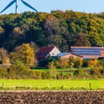 Panele fotowoltaiczne i turbina wiatrowa przy domu — niskoemisyjne technologie objęte EN IEC 63372
