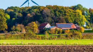 Panele fotowoltaiczne i turbina wiatrowa przy domu — niskoemisyjne technologie objęte EN IEC 63372