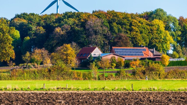 Panele fotowoltaiczne i turbina wiatrowa przy domu — niskoemisyjne technologie objęte EN IEC 63372